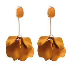 Load image into Gallery viewer, Women&#39;s Petal Earrings
