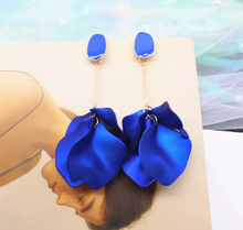 Load image into Gallery viewer, Women&#39;s Petal Earrings
